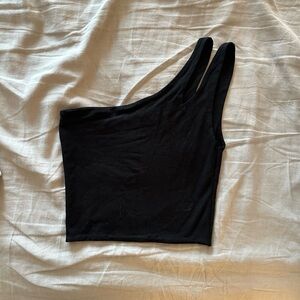 Subdued one sleeve shoulder cut out cropped tank top